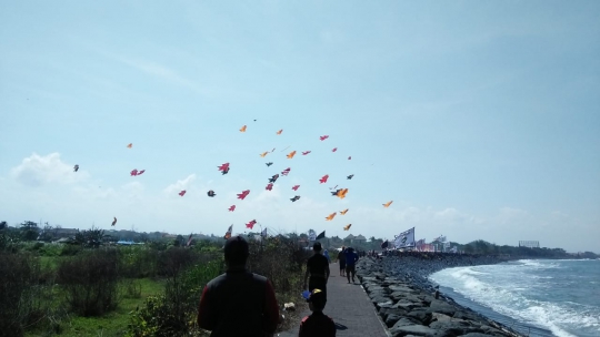 Serunya Lomba Terbangkan Layang-layang Raksasa di Bali