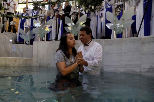 Melihat Prosesi Pembaptisan Pengikut Gereja 'La Luz Del Mundo' di Meksiko