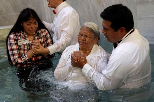 Melihat Prosesi Pembaptisan Pengikut Gereja 'La Luz Del Mundo' di Meksiko