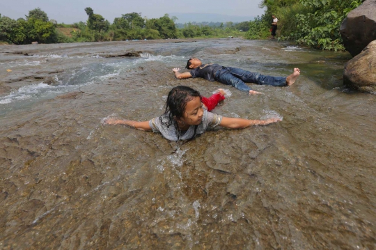 Asyiknya Liburan Gratis di Aliran Sungai Gunung Sari Citeureup