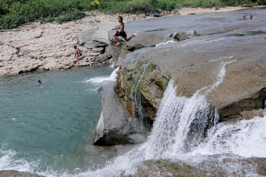 Asyiknya Liburan Gratis di Aliran Sungai Gunung Sari Citeureup