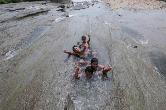 Asyiknya Liburan Gratis di Aliran Sungai Gunung Sari Citeureup