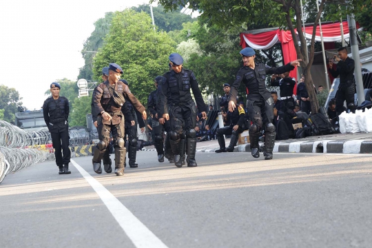 Usir Kejenuhan, Personel Brimob Menari Bersama