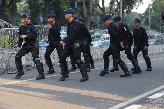 Usir Kejenuhan, Personel Brimob Menari Bersama