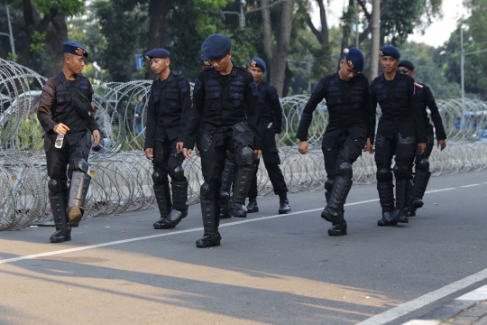 Usir Kejenuhan, Personel Brimob Menari Bersama