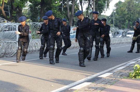 Usir Kejenuhan, Personel Brimob Menari Bersama