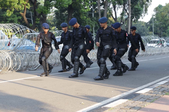 Usir Kejenuhan, Personel Brimob Menari Bersama