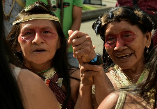 Protes Eksplorasi, Suku Amazon Geruduk Istana Presiden