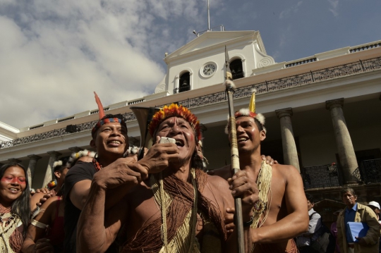 Protes Eksplorasi, Suku Amazon Geruduk Istana Presiden