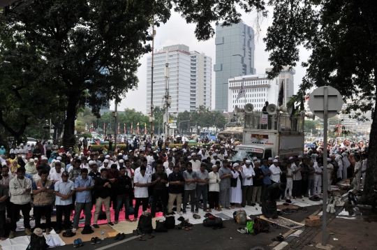 Aksi Halalbihalal Alumni 212 di Bundaran Patung Kuda