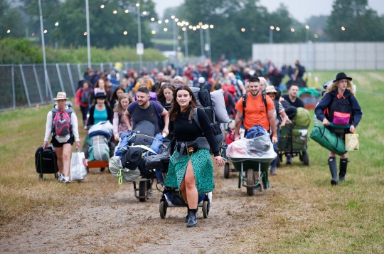 Festival Glastonbury Dimulai, Ribuan Penonton Mulai Berdatangan