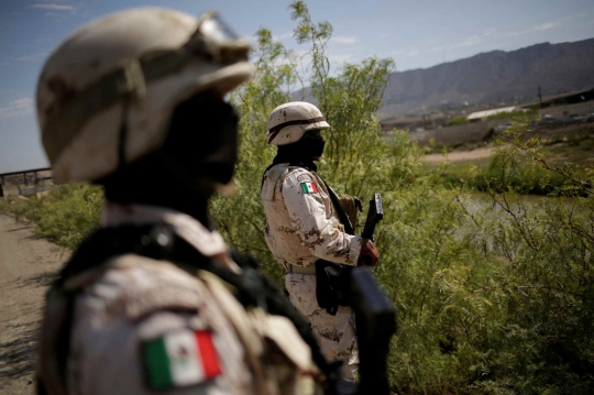 Suasana Penjagaan Ketat Perbatasan Oleh Militer Meksiko Setelah Ancaman Trump
