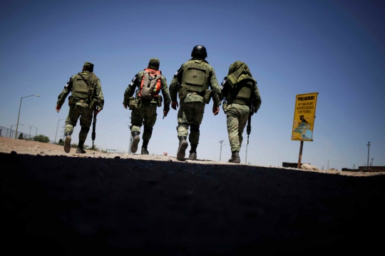 Suasana Penjagaan Ketat Perbatasan Oleh Militer Meksiko Setelah Ancaman Trump
