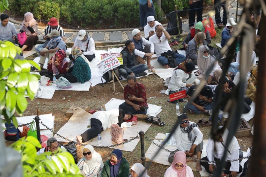 Massa Aksi Kawal Sidang MK Injak dan Duduki Tanaman