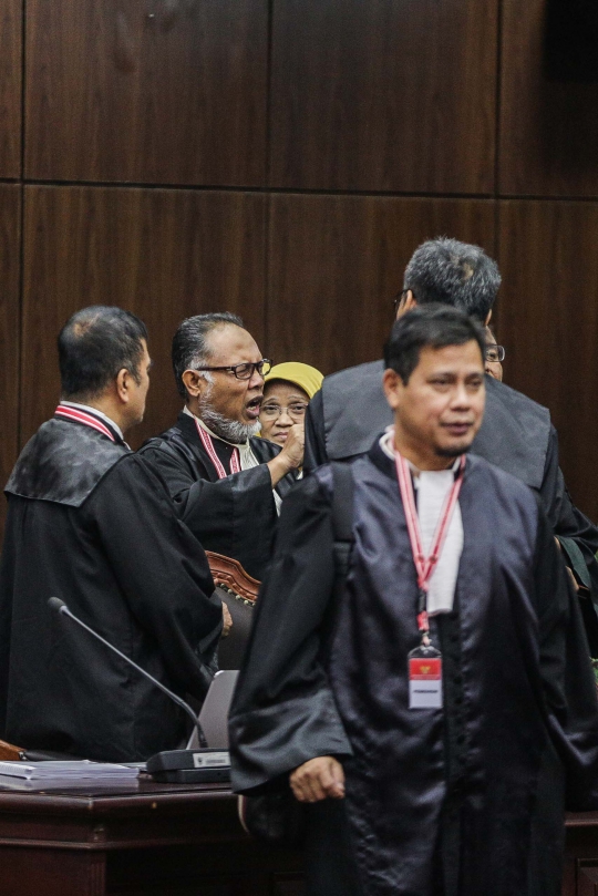 Sidang Diskors, Tim Hukum Prabowo-Sandi Berunding