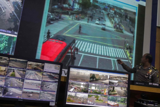 Mengintip Ruang Monitoring CCTV E-Tilang di Polda Metro Jaya