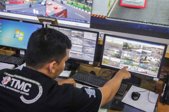 Mengintip Ruang Monitoring CCTV E-Tilang di Polda Metro Jaya