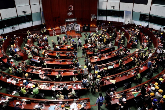 Aksi Demonstran Duduki Gedung Parlemen Hong Kong