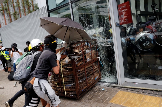 Aksi Demonstran Duduki Gedung Parlemen Hong Kong