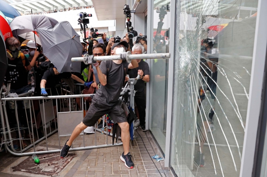 Aksi Demonstran Duduki Gedung Parlemen Hong Kong