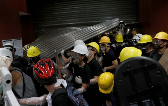 Aksi Demonstran Duduki Gedung Parlemen Hong Kong