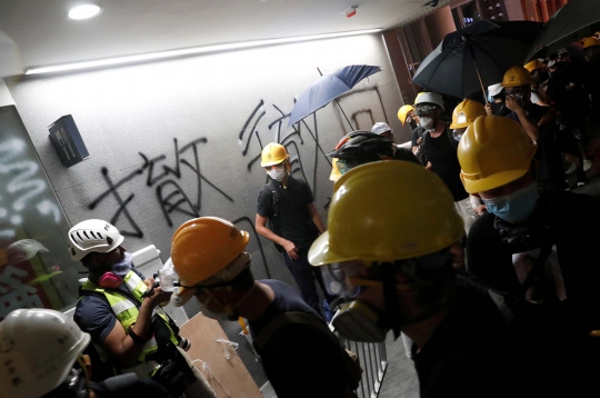Aksi Demonstran Duduki Gedung Parlemen Hong Kong