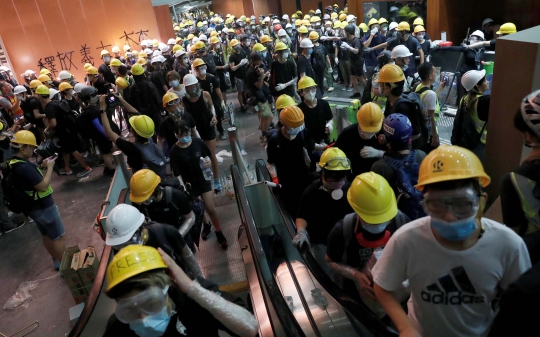 Aksi Demonstran Duduki Gedung Parlemen Hong Kong