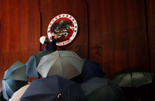 Aksi Demonstran Duduki Gedung Parlemen Hong Kong