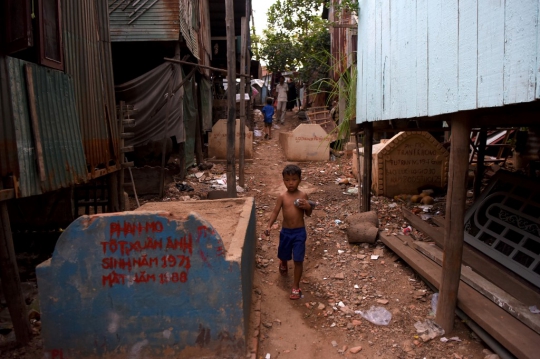 Saat Tanah Makam Menjadi Tempat Tinggal Masyarakat Miskin di Kamboja