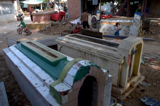 Saat Tanah Makam Menjadi Tempat Tinggal Masyarakat Miskin di Kamboja