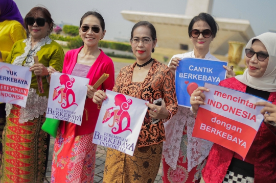 Puluhan Wanita Kampanye Gerakan Selasa Berkebaya di Monas