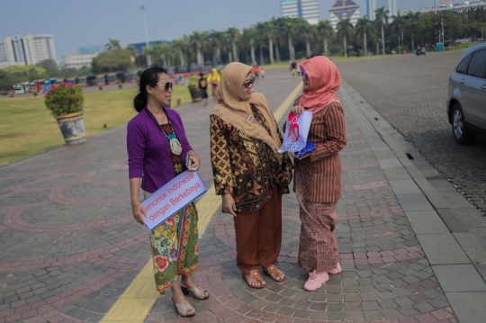 Puluhan Wanita Kampanye Gerakan Selasa Berkebaya di Monas