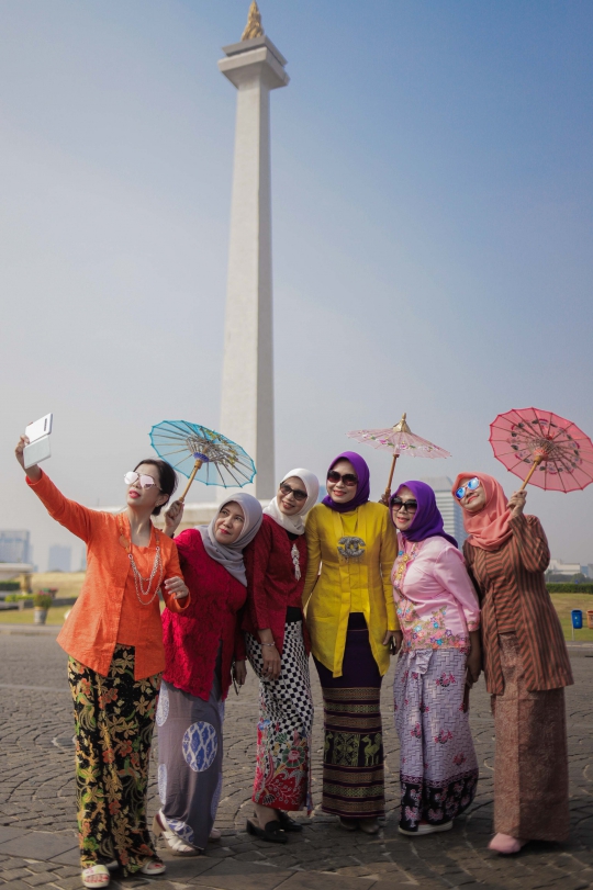 Puluhan Wanita Kampanye Gerakan Selasa Berkebaya di Monas