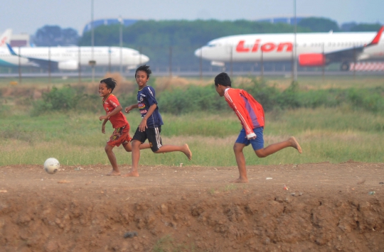 Keceriaan Anak-anak Bermain Bola di Proyek Landasan Pacu