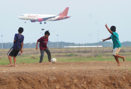 Keceriaan Anak-anak Bermain Bola di Proyek Landasan Pacu