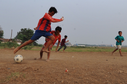 Keceriaan Anak-anak Bermain Bola di Proyek Landasan Pacu