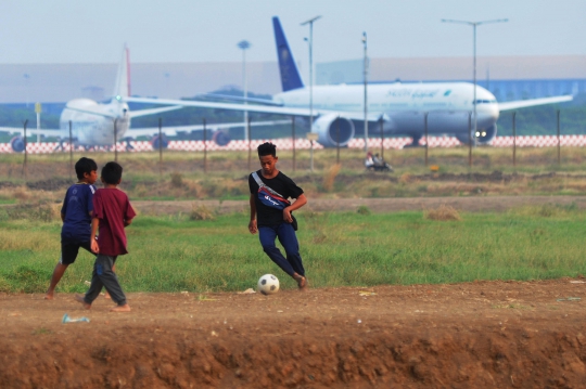 Keceriaan Anak-anak Bermain Bola di Proyek Landasan Pacu