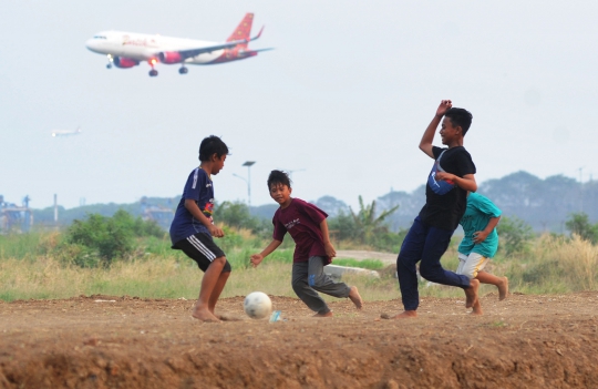 Keceriaan Anak-anak Bermain Bola di Proyek Landasan Pacu