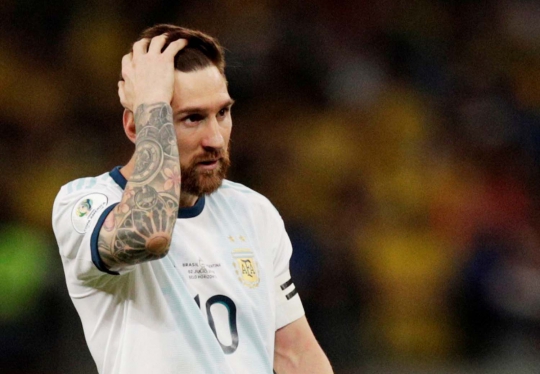 Kesedihan Messi Usai Argentina Ditundukkan Brasil