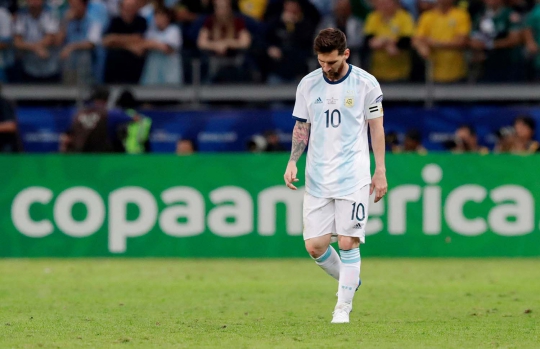 Kesedihan Messi Usai Argentina Ditundukkan Brasil