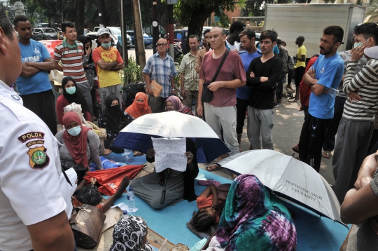 Puluhan Imigran Terlantar di Trotoar Jalan Kebon Sirih
