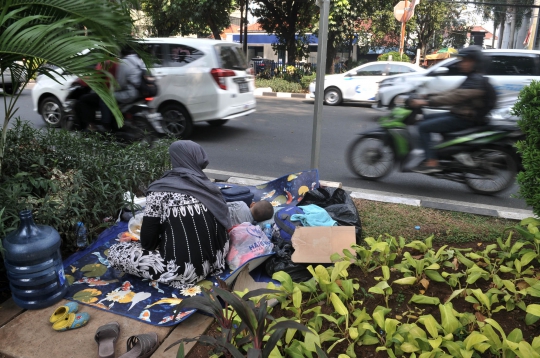 Puluhan Imigran Terlantar di Trotoar Jalan Kebon Sirih