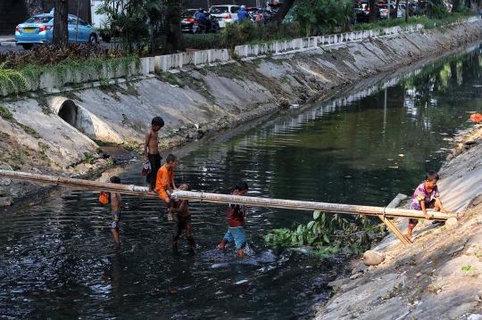 Keseruan Anak-Anak Bermain di Kali Gresik Menteng