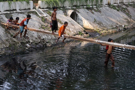 Keseruan Anak-Anak Bermain di Kali Gresik Menteng