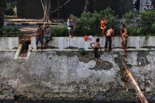 Keseruan Anak-Anak Bermain di Kali Gresik Menteng