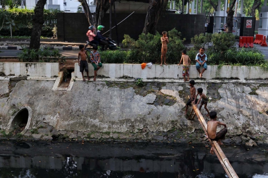 Keseruan Anak-Anak Bermain di Kali Gresik Menteng