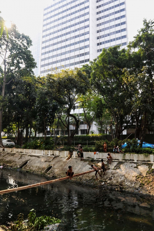 Keseruan Anak-Anak Bermain di Kali Gresik Menteng