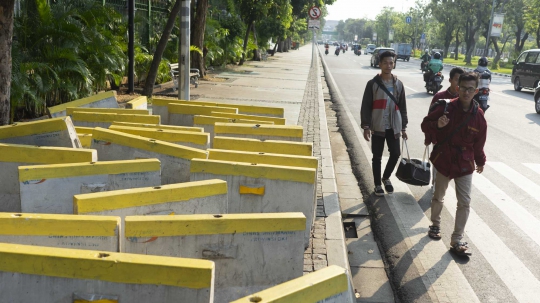 Pembatas Jalan Ganggu Pejalan Kaki di Jalan Merdeka Utara