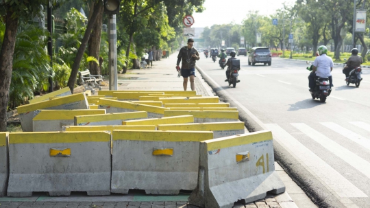 Pembatas Jalan Ganggu Pejalan Kaki di Jalan Merdeka Utara