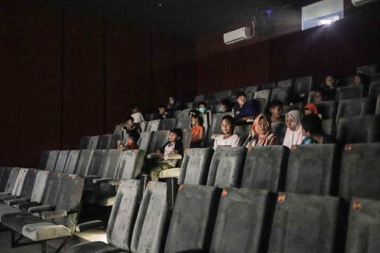 Melihat Bioskop Rakyat Di Teluk Gong